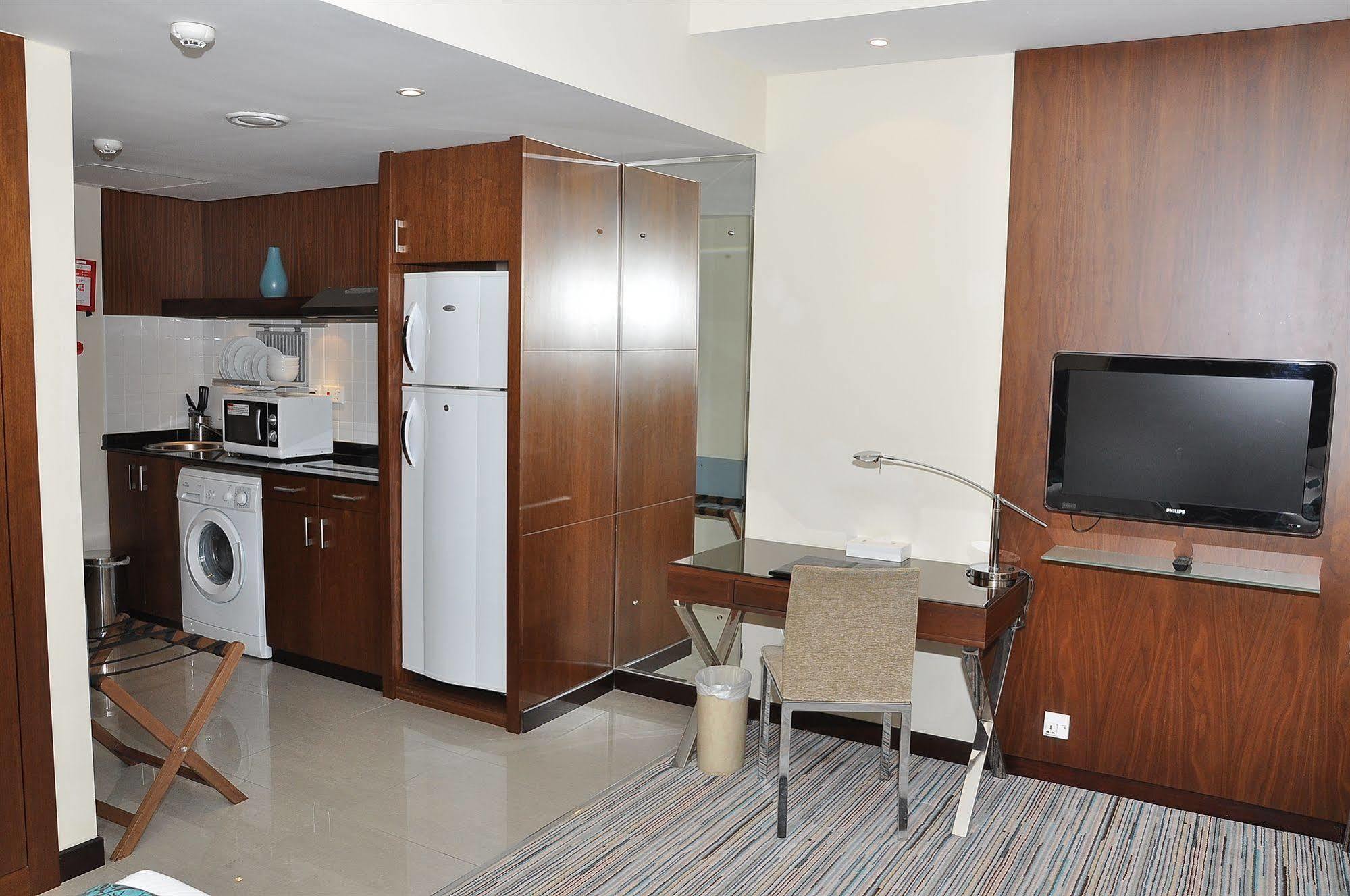 Phoenix Plaza Hotel Apartments Abu Dhabi Exterior photo